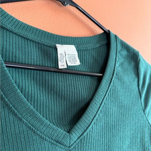 Tilly's V-Neck Rib Tee in Ivy Green Womens Size XS, Size
X Small - Picture 3 of 4